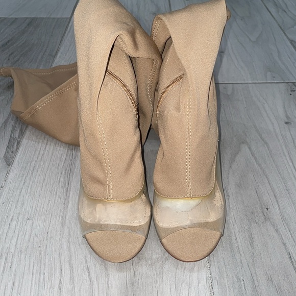 Public desire, women’s thigh,high boots - Picture 6 of 11